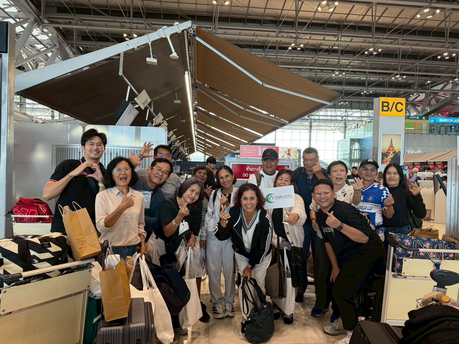 LINE_ALBUM_กรุ๊ปจอยหน้าร้านเฉิงตู 15 ท่าน_251212_1