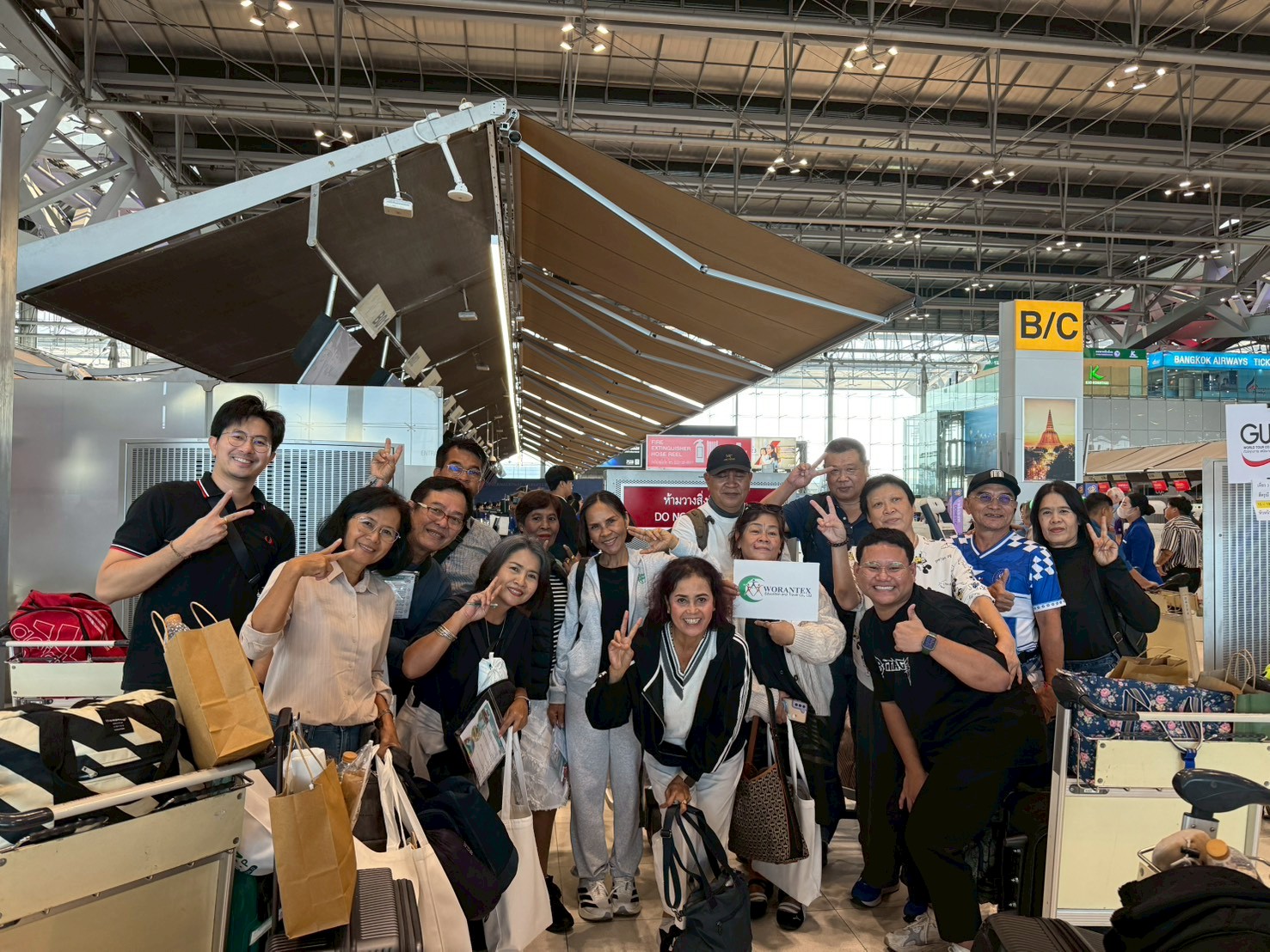 LINE_ALBUM_กรุ๊ปจอยหน้าร้านเฉิงตู 15 ท่าน_251212_5